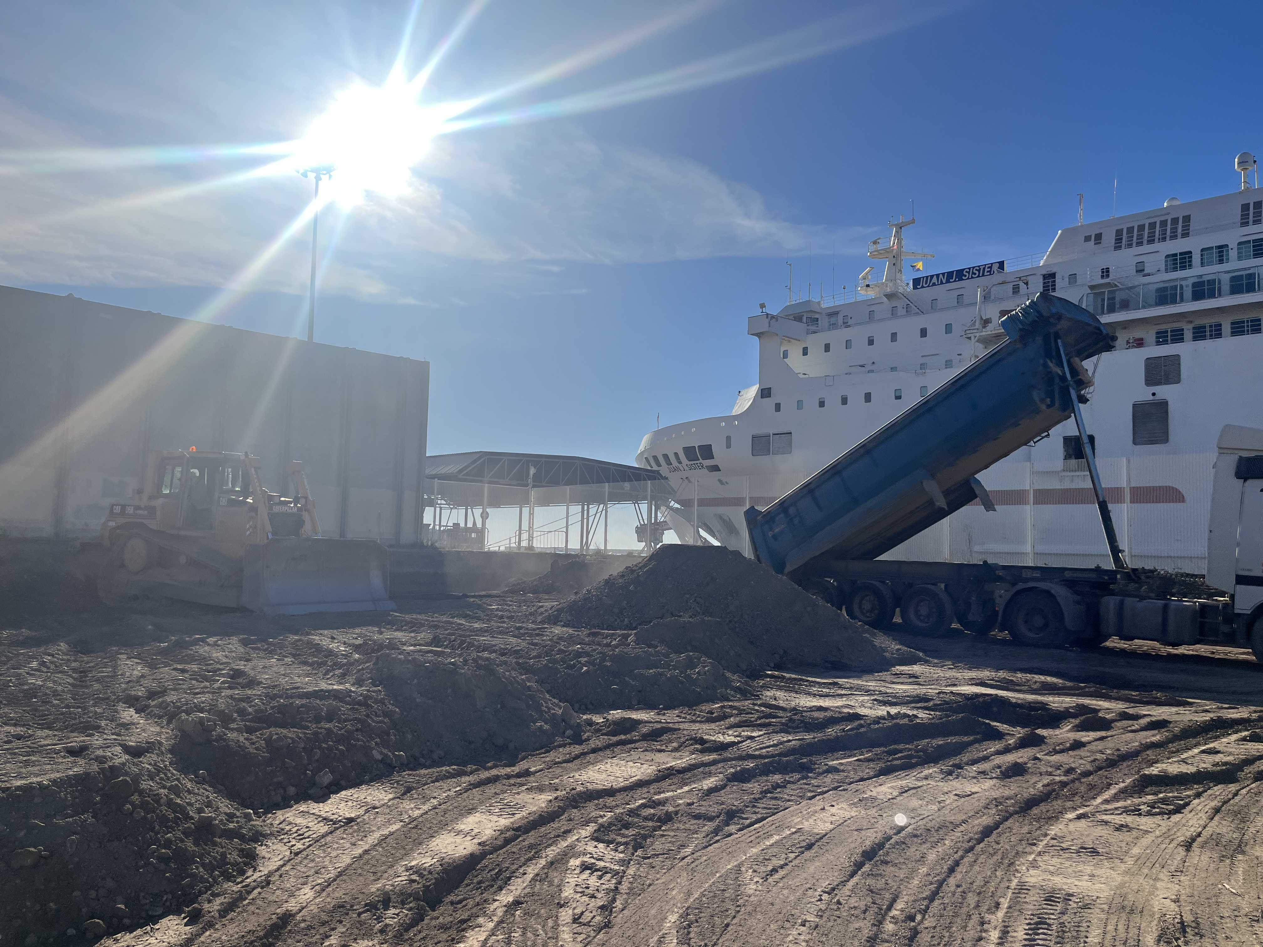 Relleno zona anexa al cobertizo en el Puerto de Almería