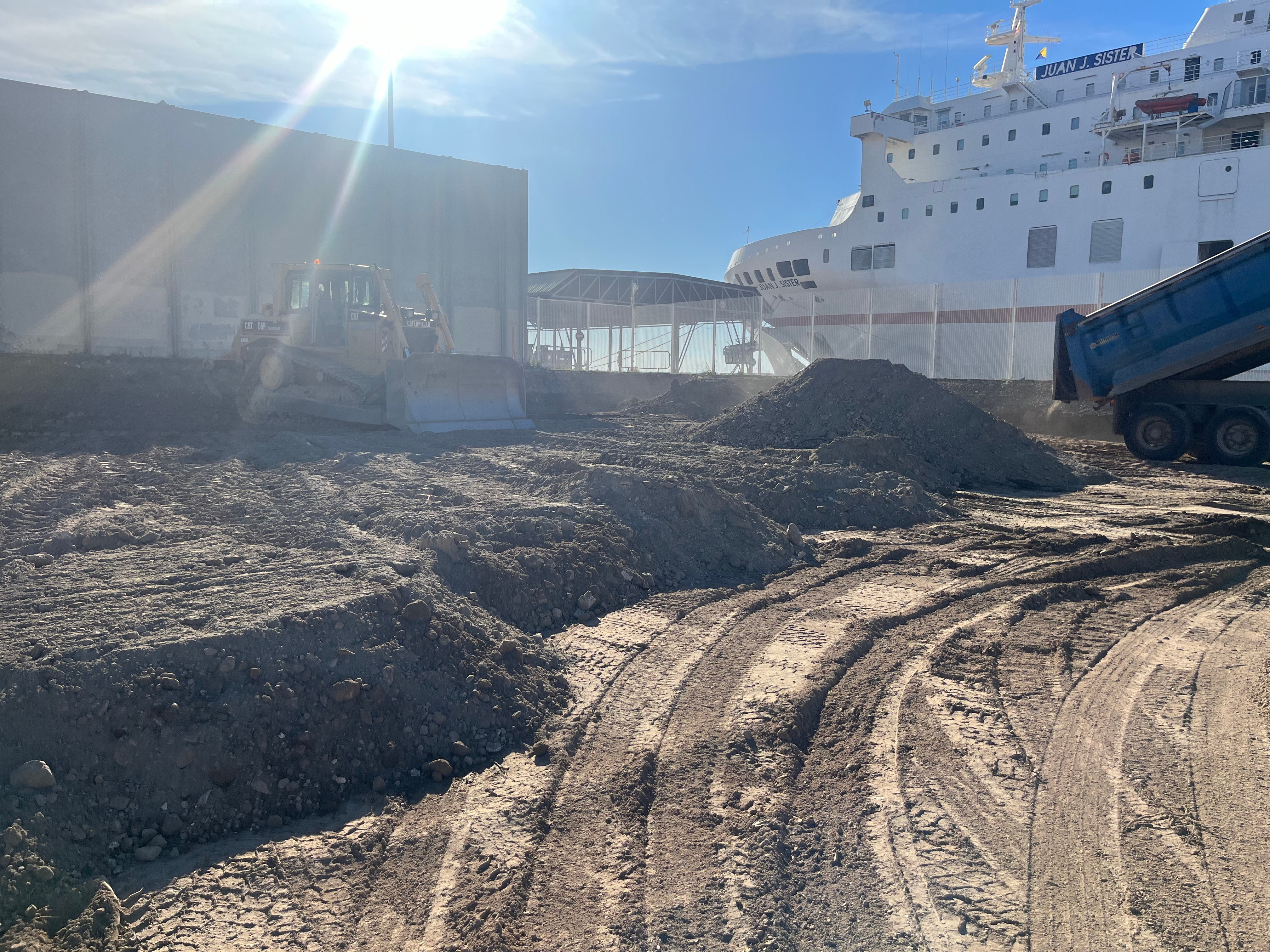 Proceso de movimiento de tierras en el puerto