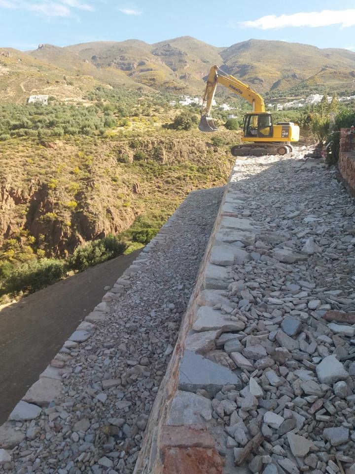 Obras de ejecución muro de contención en Parque municipal de Almócita