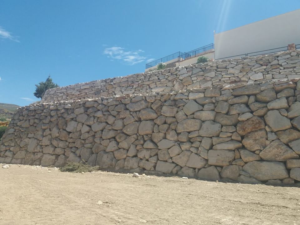 Vista lateral del muro de contención